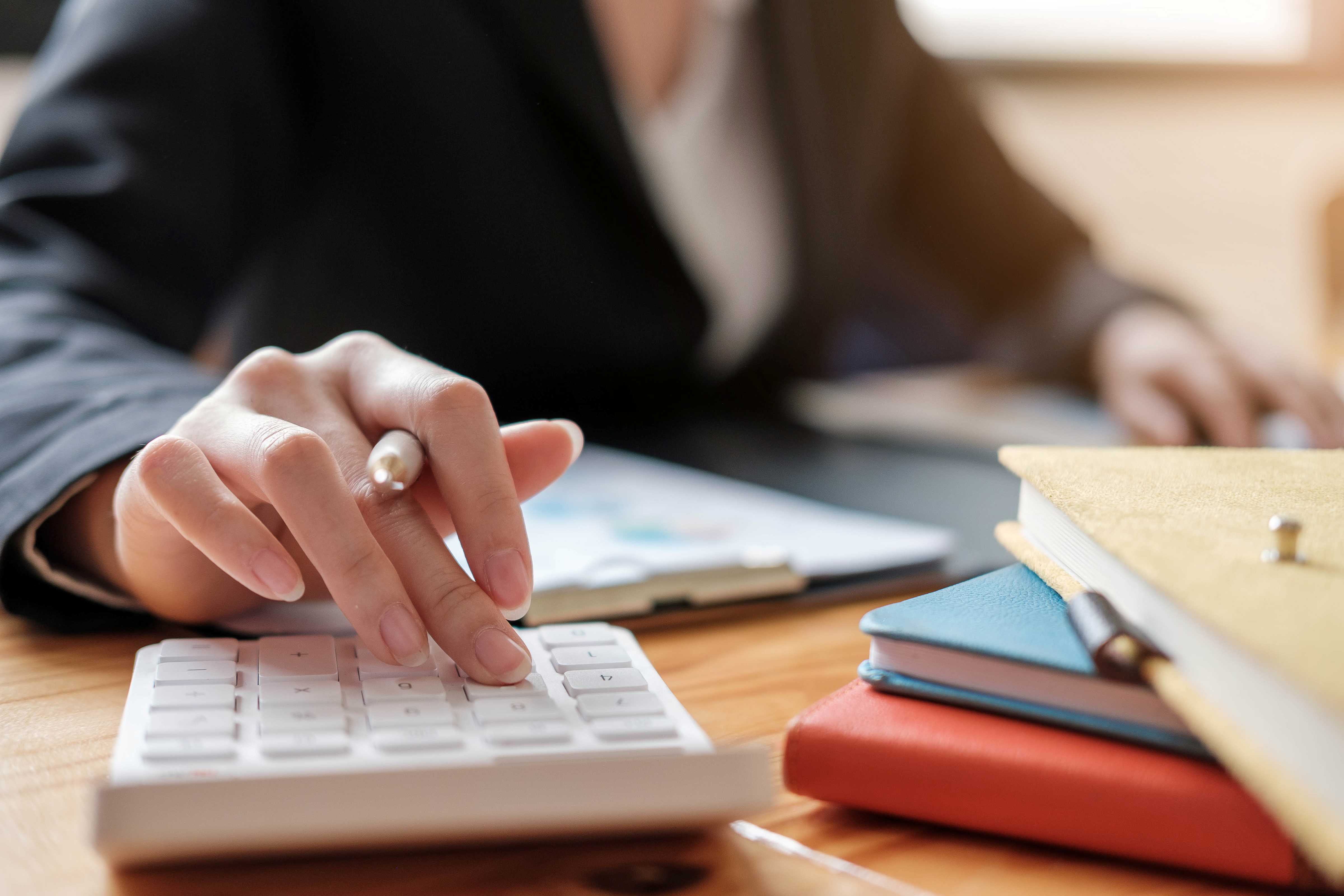 pessoa a aprender como gerir as finanças pessoais