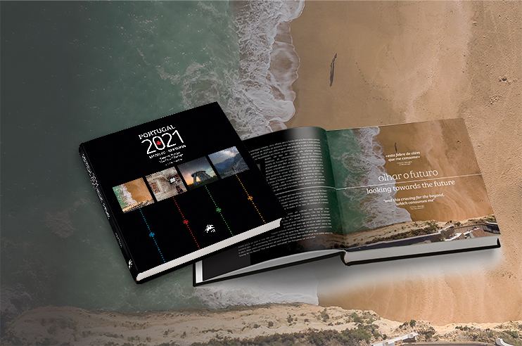 Dois livros numa praia: um fechado com capa 