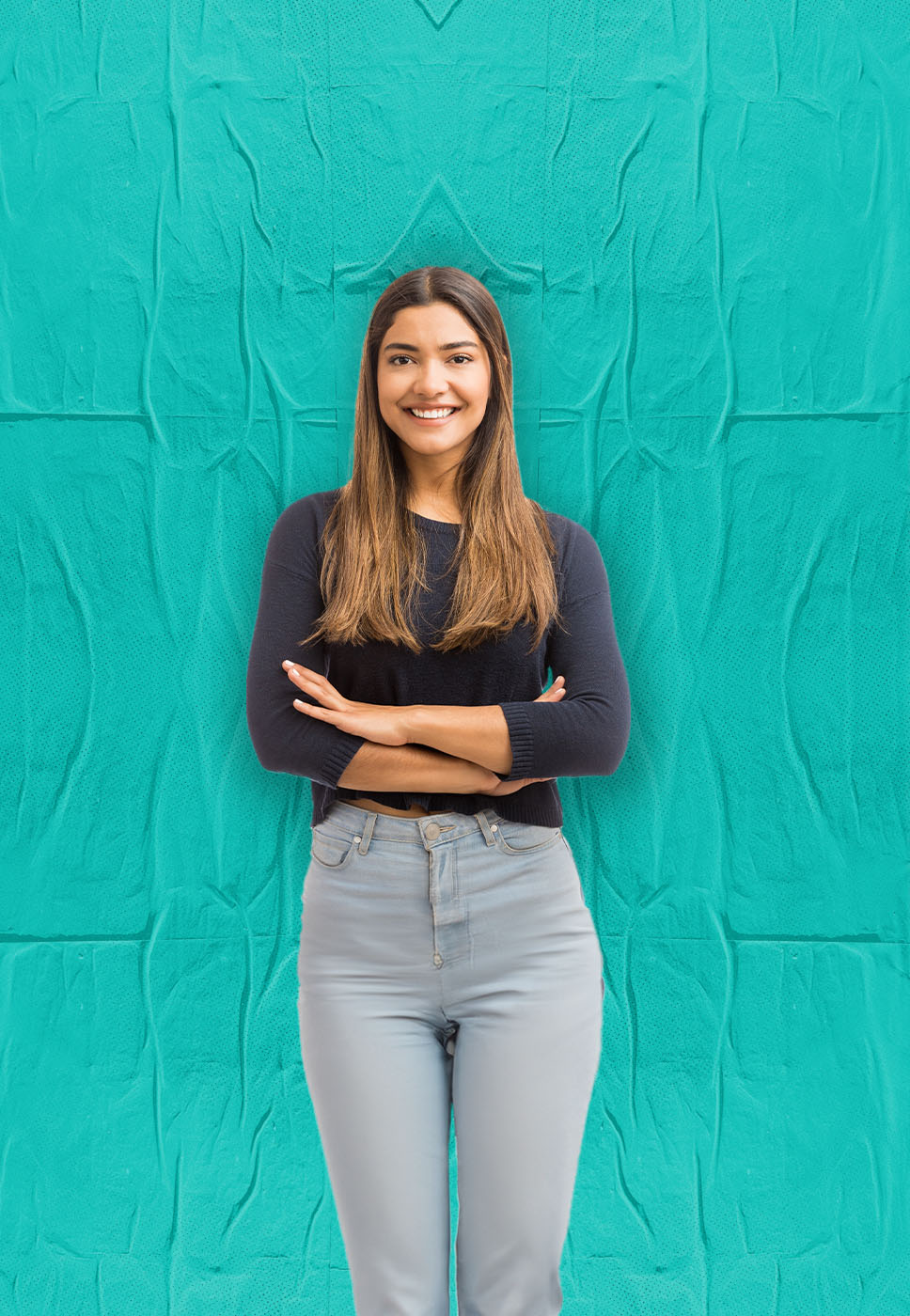 jovem rapariga loira , com camisola preta e jeans  sobre fundo verde