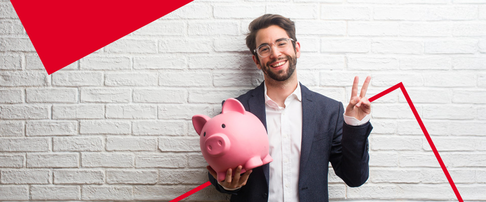 Rapaz com porquinho mealheiro.