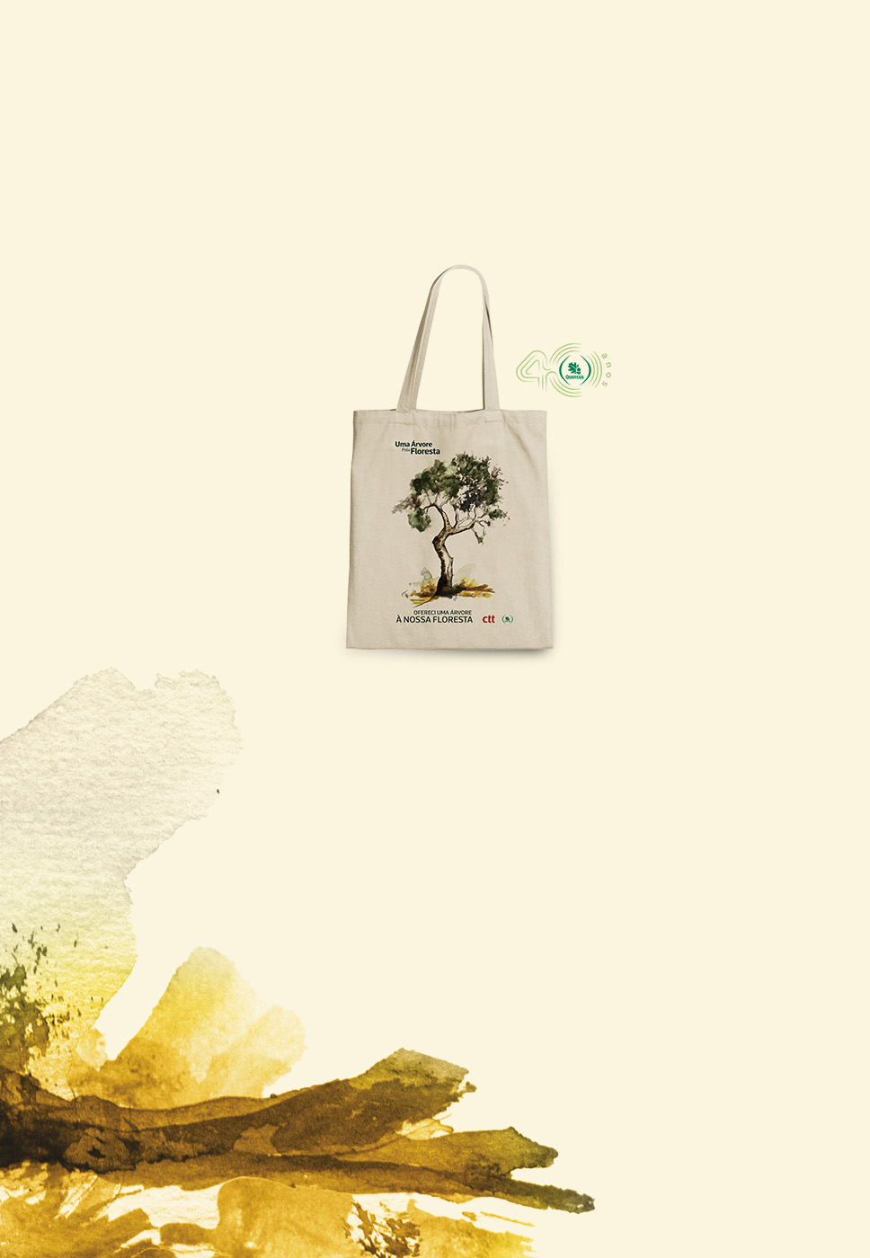 Saco de tecido bege com alças. ilustração de uma árvore ( oliveira)  com o texto “Ofereci umá árvore à nossa floresta”.