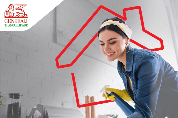 Senhora com produtos de limpeza, protegida pelo Seguro Empregados Domésticos.
