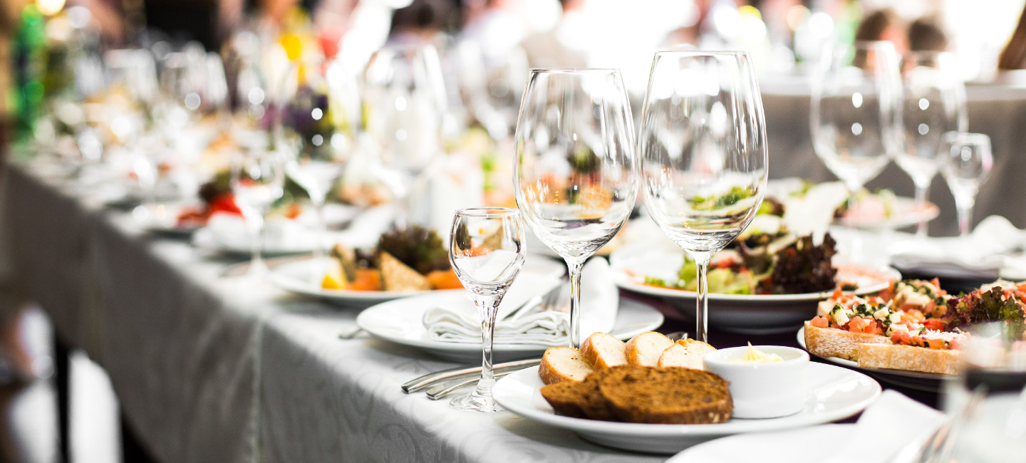 Mesa posta, com comida.