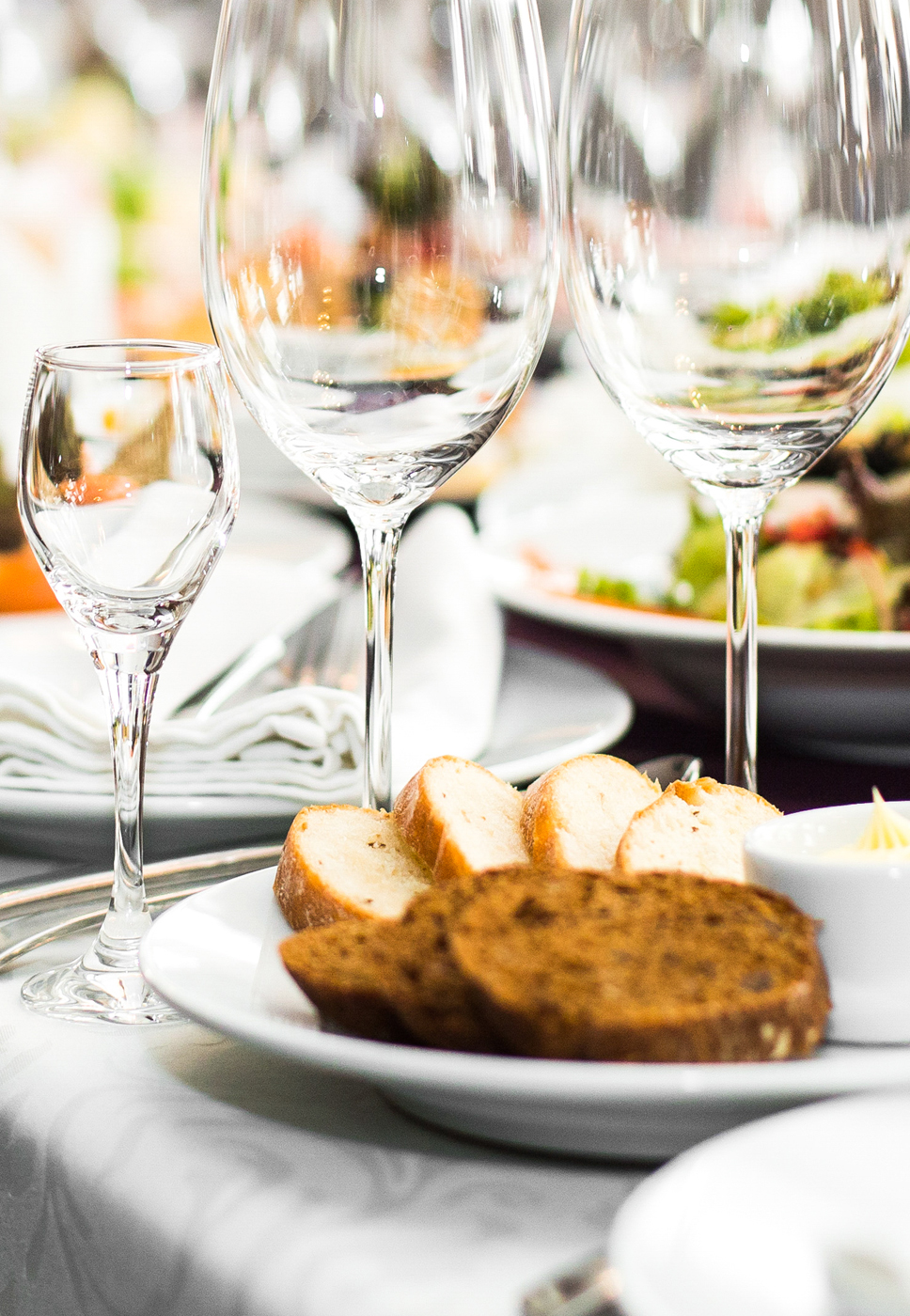 Mesa posta, com comida.