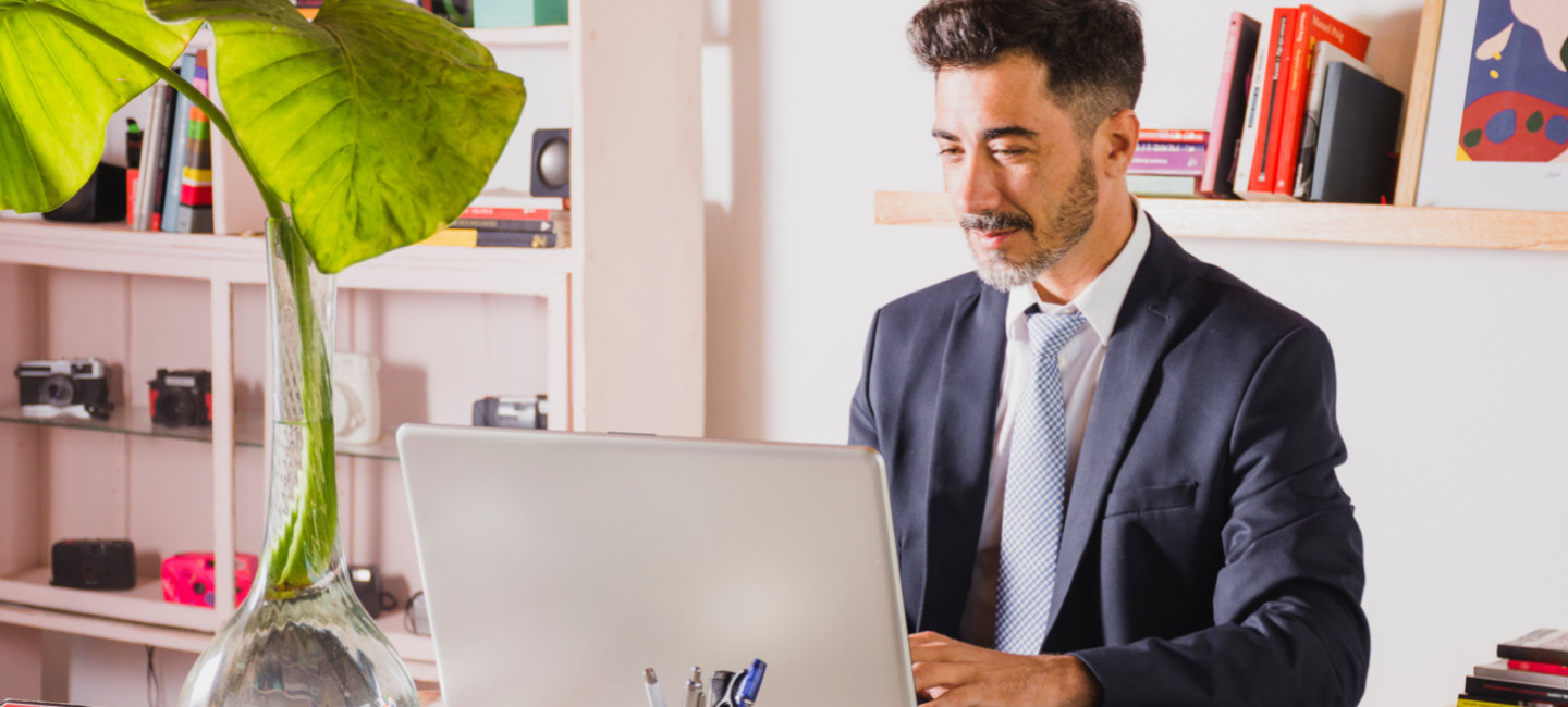 Senhor a trabalhar num computador.