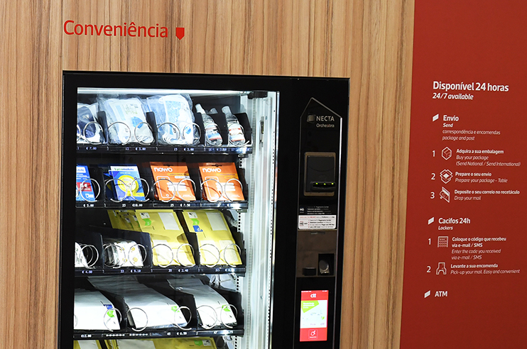 Máquina que vende envelopes, que está disponível durante 24 horas