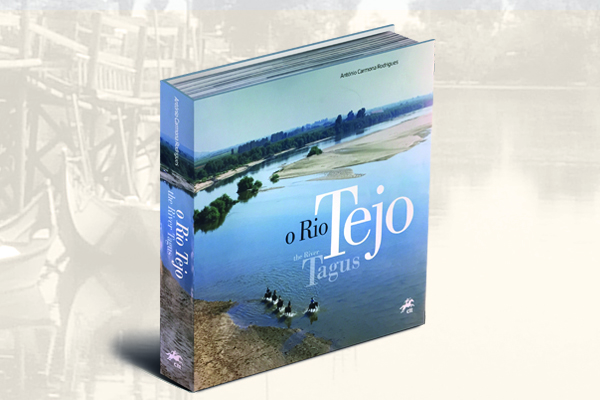 Livro intitulado “O Rio Tejo”, com fotografia de paisagem fluvial na capa.